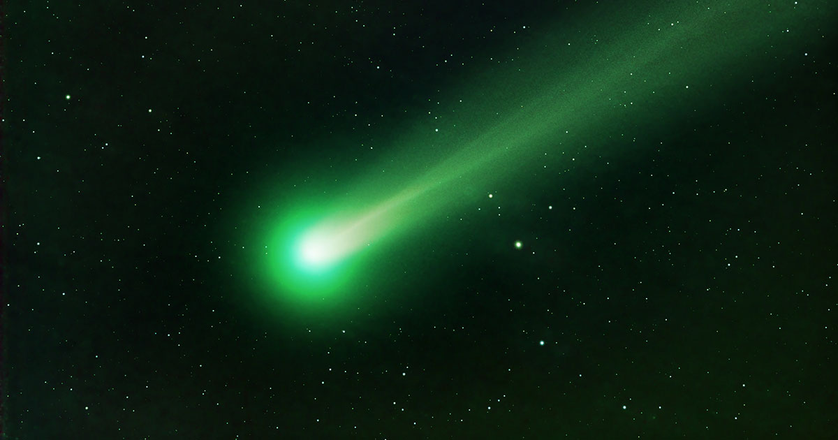 A SUPER RARE GREEN COMET IS ABOUT TO PASS BY THE EARTH